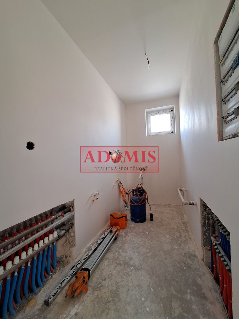 ADOMIS - predáme 4izbový bungalov - Novostavba 140m2 s priestrannou galériou,teraskou,obecná voda,ČOV,Cestice, len 15min z Košíc