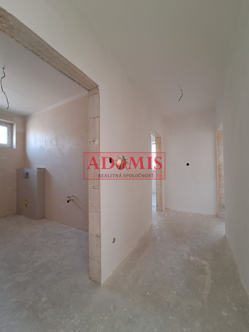 ADOMIS - predáme 4izbový bungalov - Novostavba 140m2 s priestrannou galériou,teraskou,obecná voda,ČOV,Cestice, len 15min z Košíc