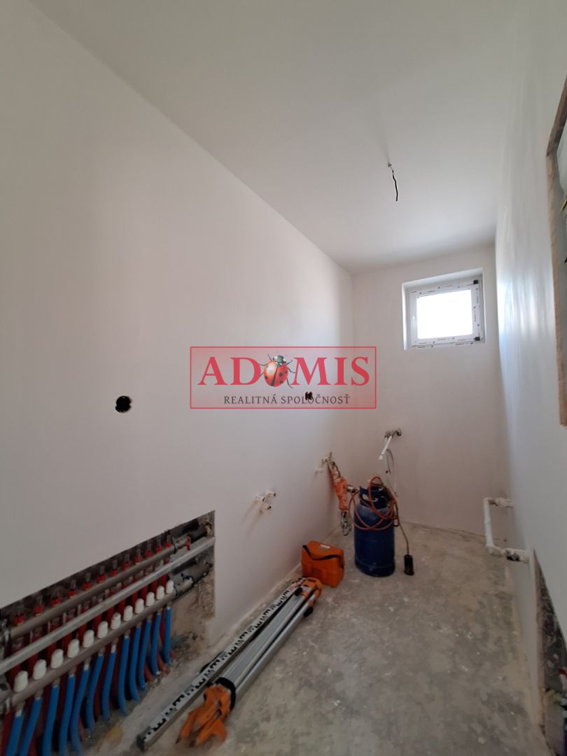 ADOMIS - predáme 4izbový bungalov - Novostavba 140m2 s priestrannou galériou,teraskou,obecná voda,ČOV,Cestice, len 15min z Košíc