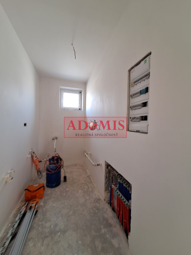 ADOMIS - predáme 4izbový bungalov - Novostavba 140m2 s priestrannou galériou,teraskou,obecná voda,ČOV,Cestice, len 15min z Košíc