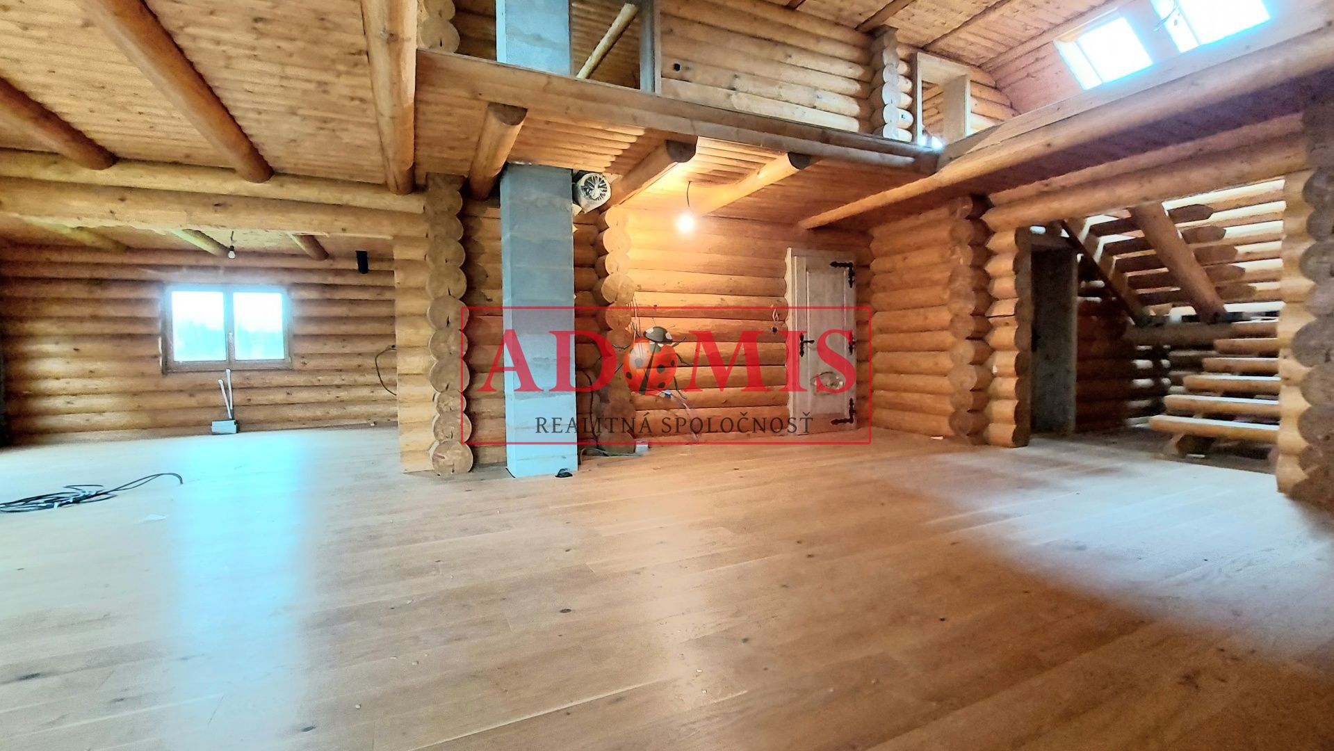 ADOMIS - exkluzívny 5-izb zrubový rodinný dom,Valaliky,3x kúpelňa,391m2,pozemok 944m2,dvojpodlažný,kompletne oplotený