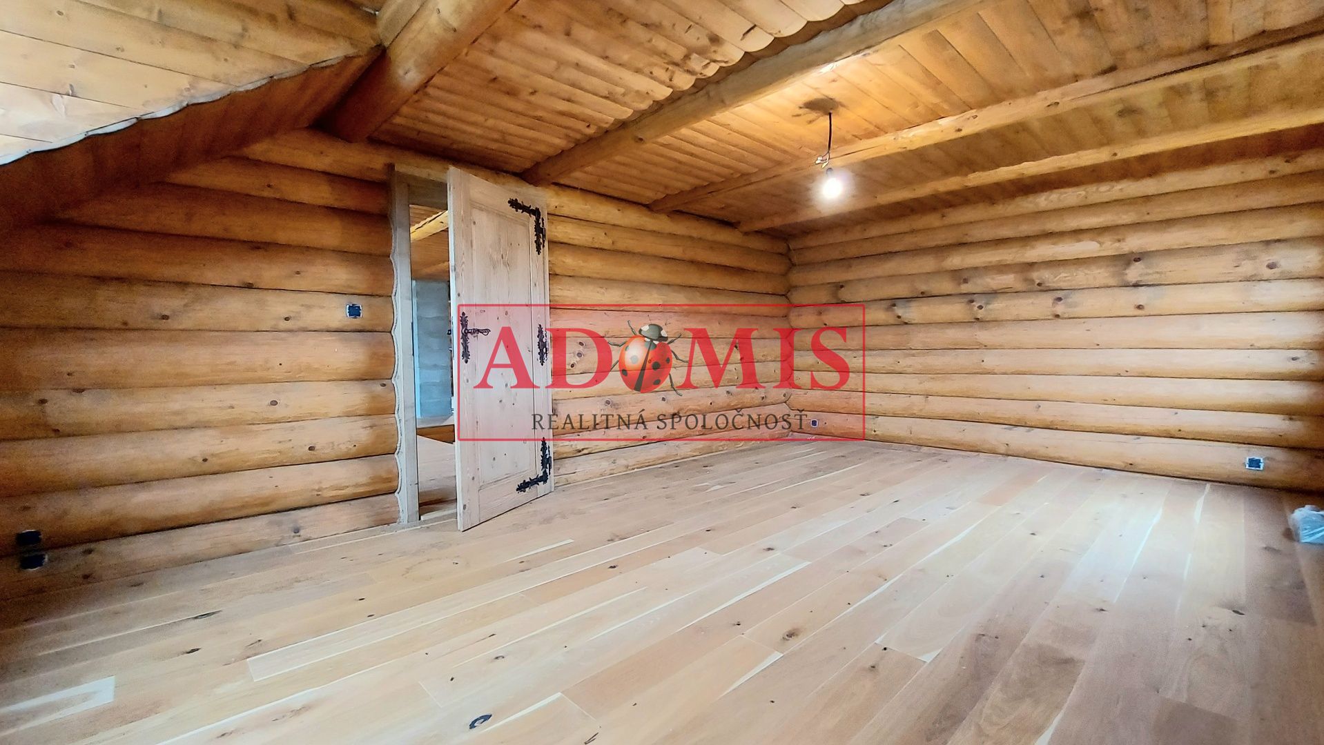 ADOMIS - exkluzívny 5-izb zrubový rodinný dom,Valaliky,3x kúpelňa,391m2,pozemok 944m2,dvojpodlažný,kompletne oplotený