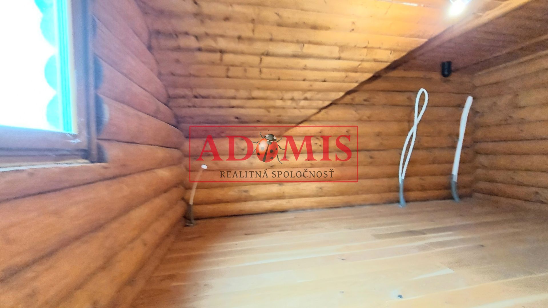 ADOMIS - exkluzívny 5-izb zrubový rodinný dom,Valaliky,3x kúpelňa,391m2,pozemok 944m2,dvojpodlažný,kompletne oplotený