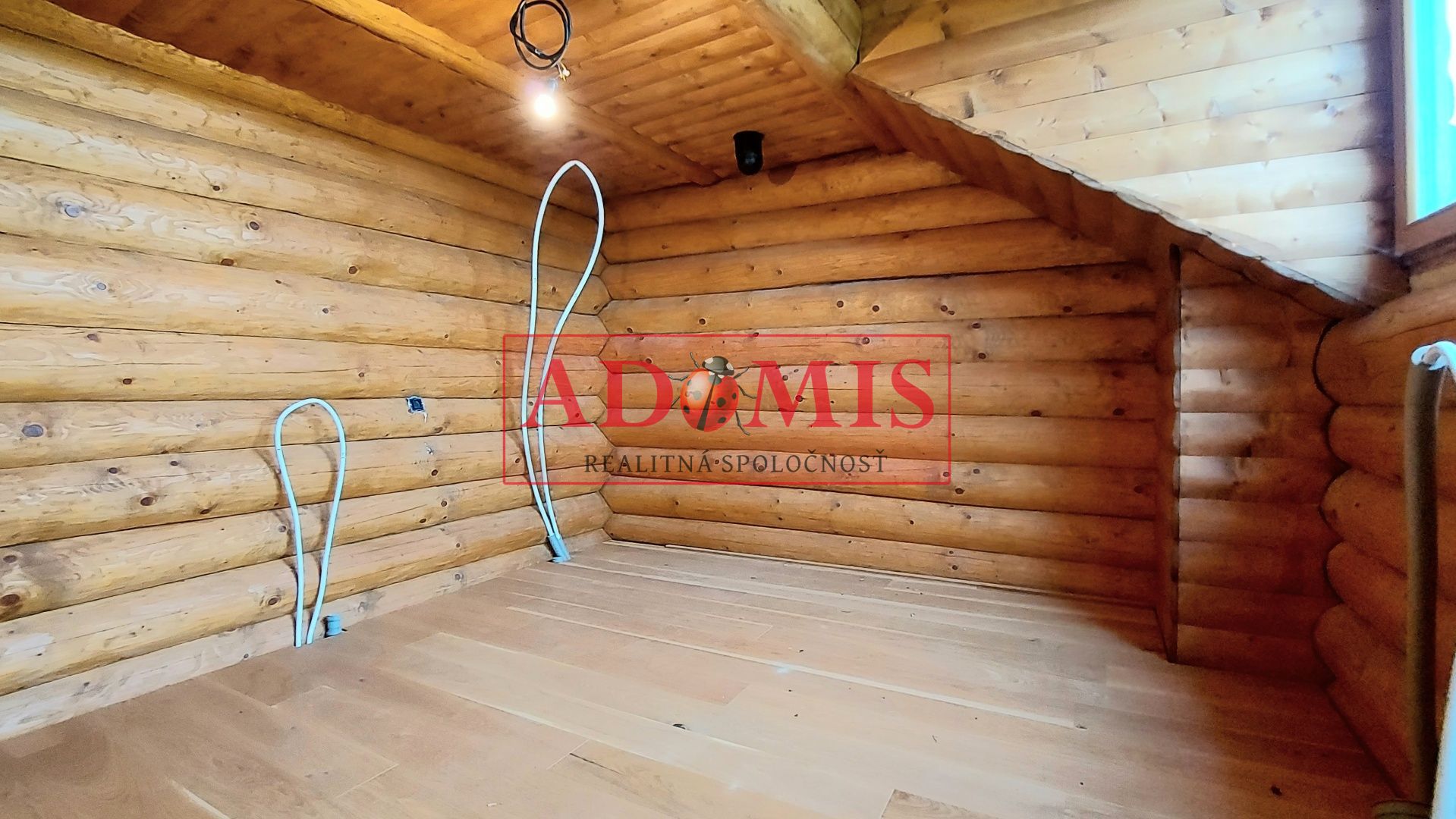 ADOMIS - exkluzívny 5-izb zrubový rodinný dom,Valaliky,3x kúpelňa,391m2,pozemok 944m2,dvojpodlažný,kompletne oplotený