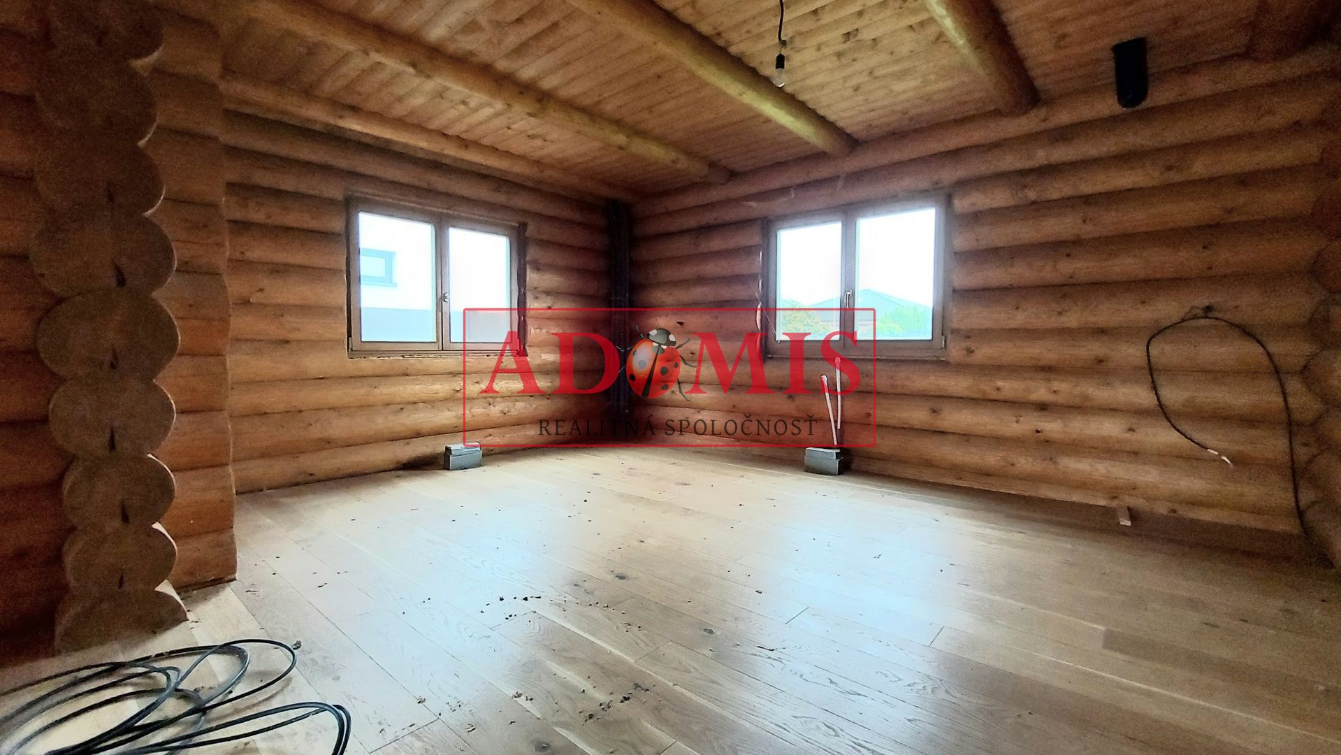 ADOMIS - exkluzívny 5-izb zrubový rodinný dom,Valaliky,3x kúpelňa,391m2,pozemok 944m2,dvojpodlažný,kompletne oplotený