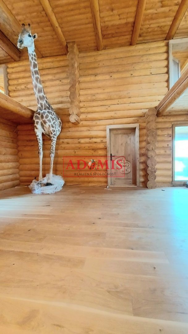 ADOMIS - exkluzívny 5-izb zrubový rodinný dom,Valaliky,3x kúpelňa,391m2,pozemok 944m2,dvojpodlažný,kompletne oplotený