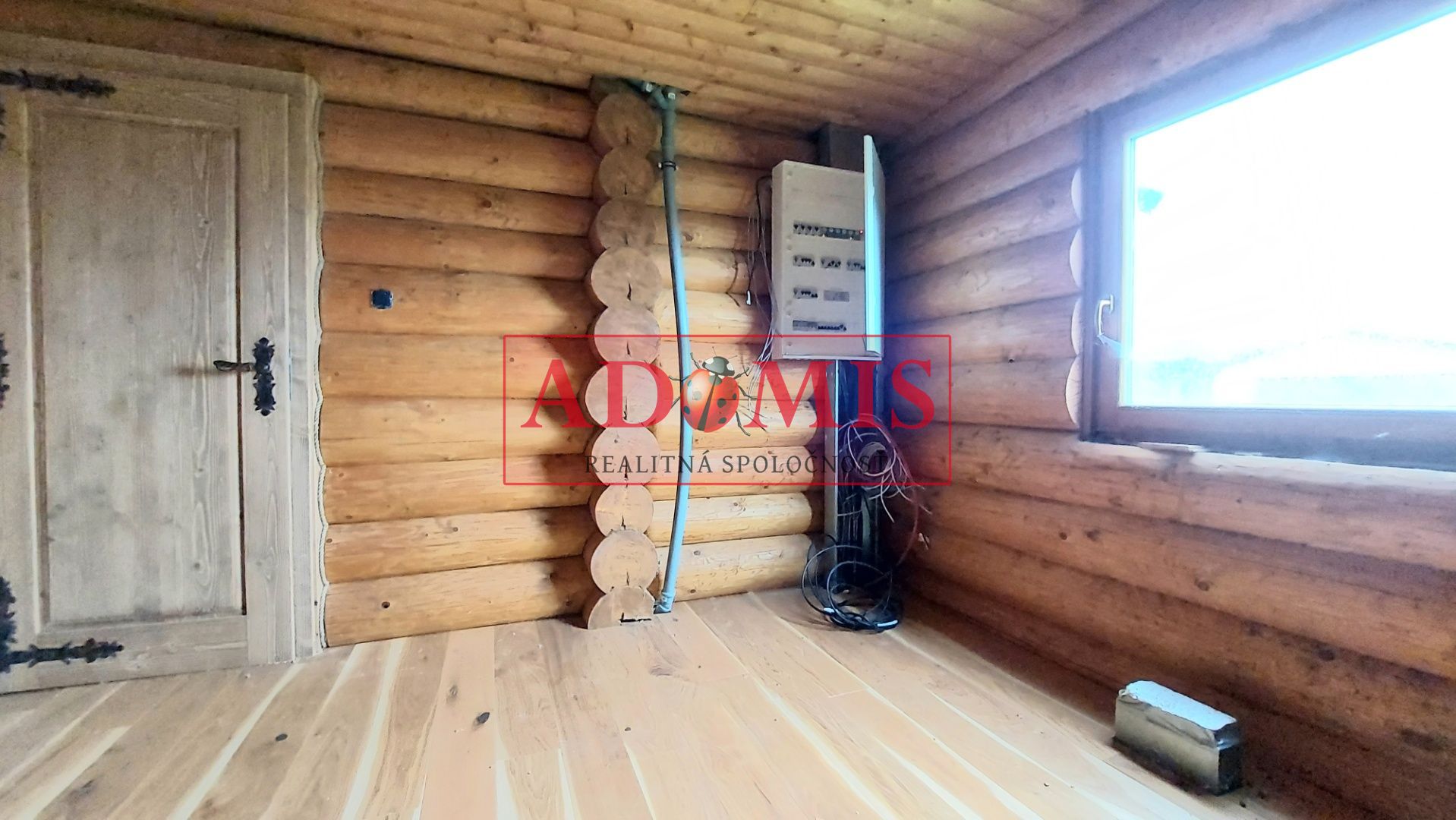 ADOMIS - exkluzívny 5-izb zrubový rodinný dom,Valaliky,3x kúpelňa,391m2,pozemok 944m2,dvojpodlažný,kompletne oplotený