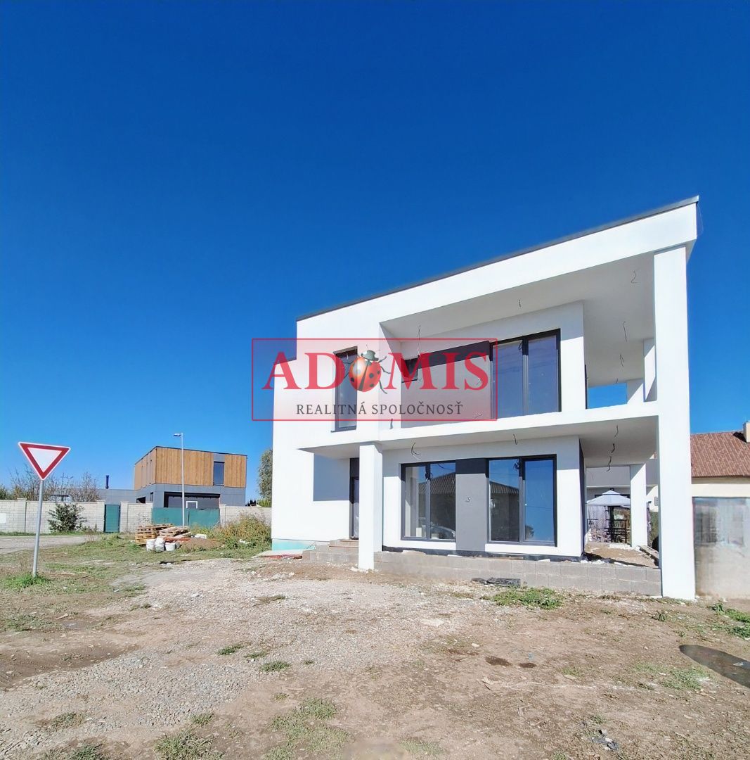 ADOMIS - Novostavba 4 izbový RD 138,8m2 s panoramatickým výhľadom na jazero, iba 15min od mosta VSS, obec Čaňa,