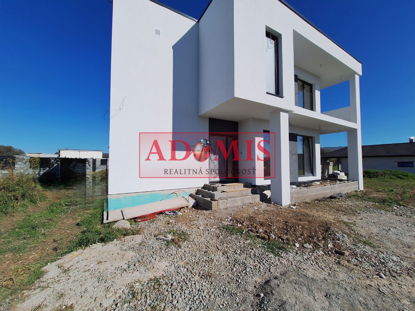 ADOMIS - Novostavba 4 izbový RD 138,8m2 s panoramatickým výhľadom na jazero, iba 15min od mosta VSS, obec Čaňa,