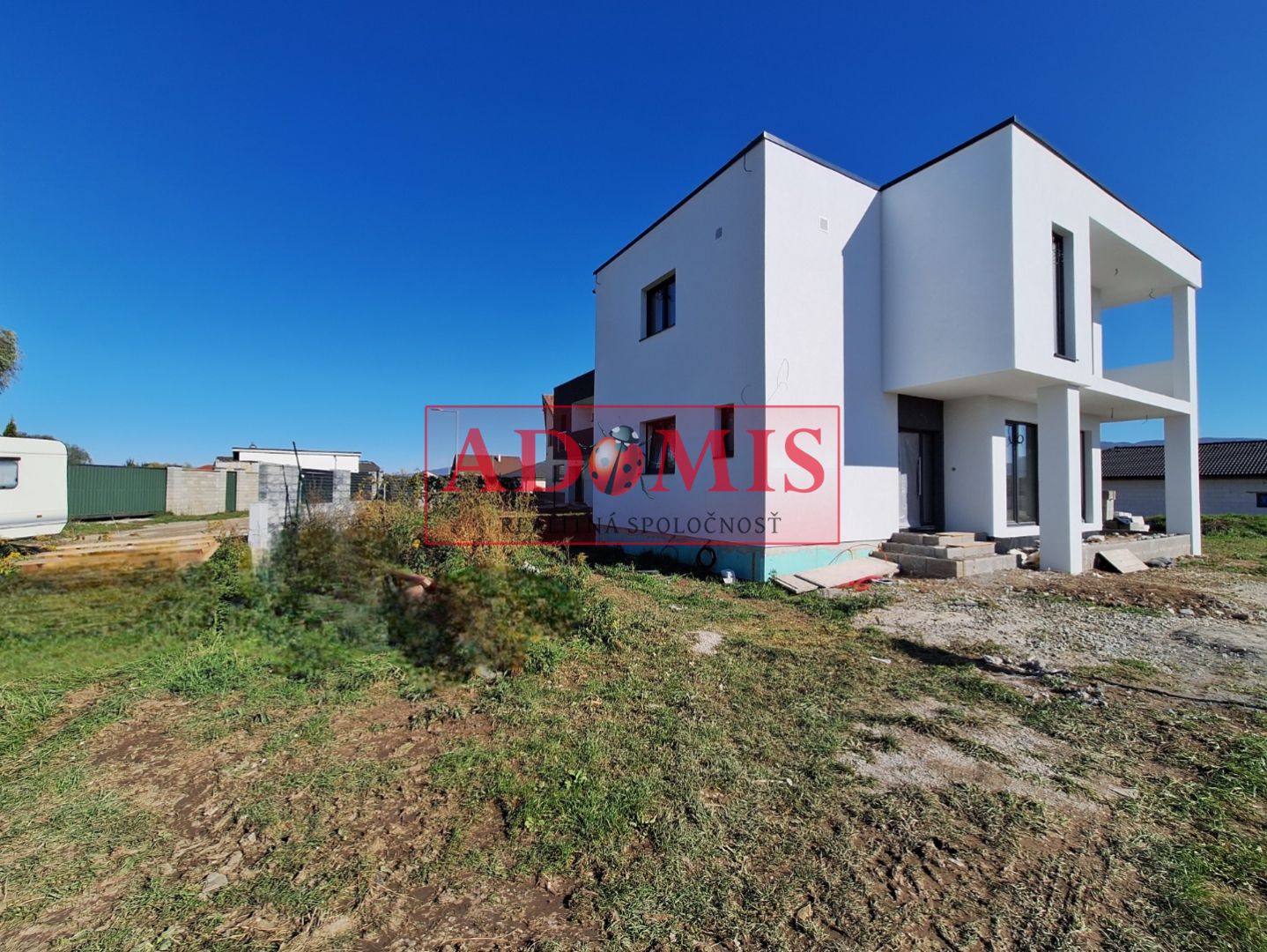 ADOMIS - Novostavba 4 izbový RD 138,8m2 s panoramatickým výhľadom na jazero, iba 15min od mosta VSS, obec Čaňa,