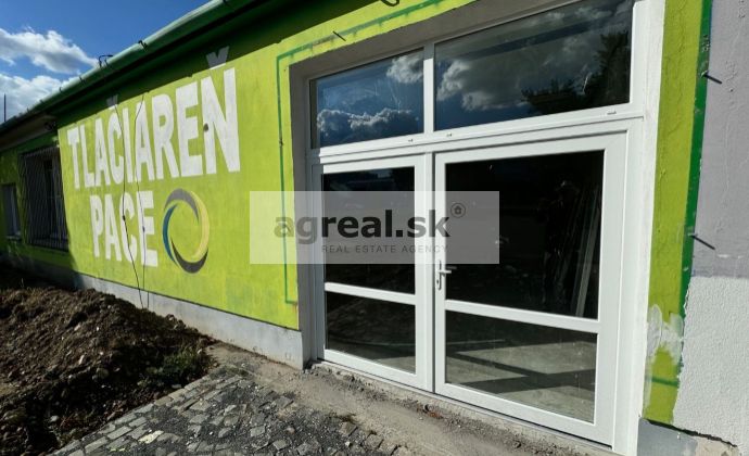 Showroom / sklad -140 m² na Trnavskej ceste, parking, výborná viditeľnosť z cesty