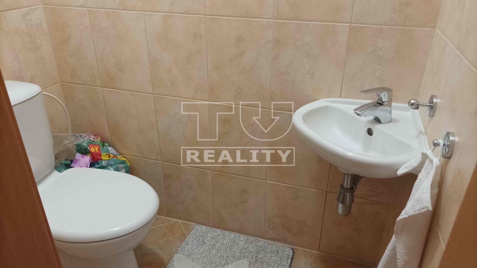 TUreality ponúka na prenájom pekný a veľký 2i byt v Karlovej Vsi, Kresánkova ul., 70m2.