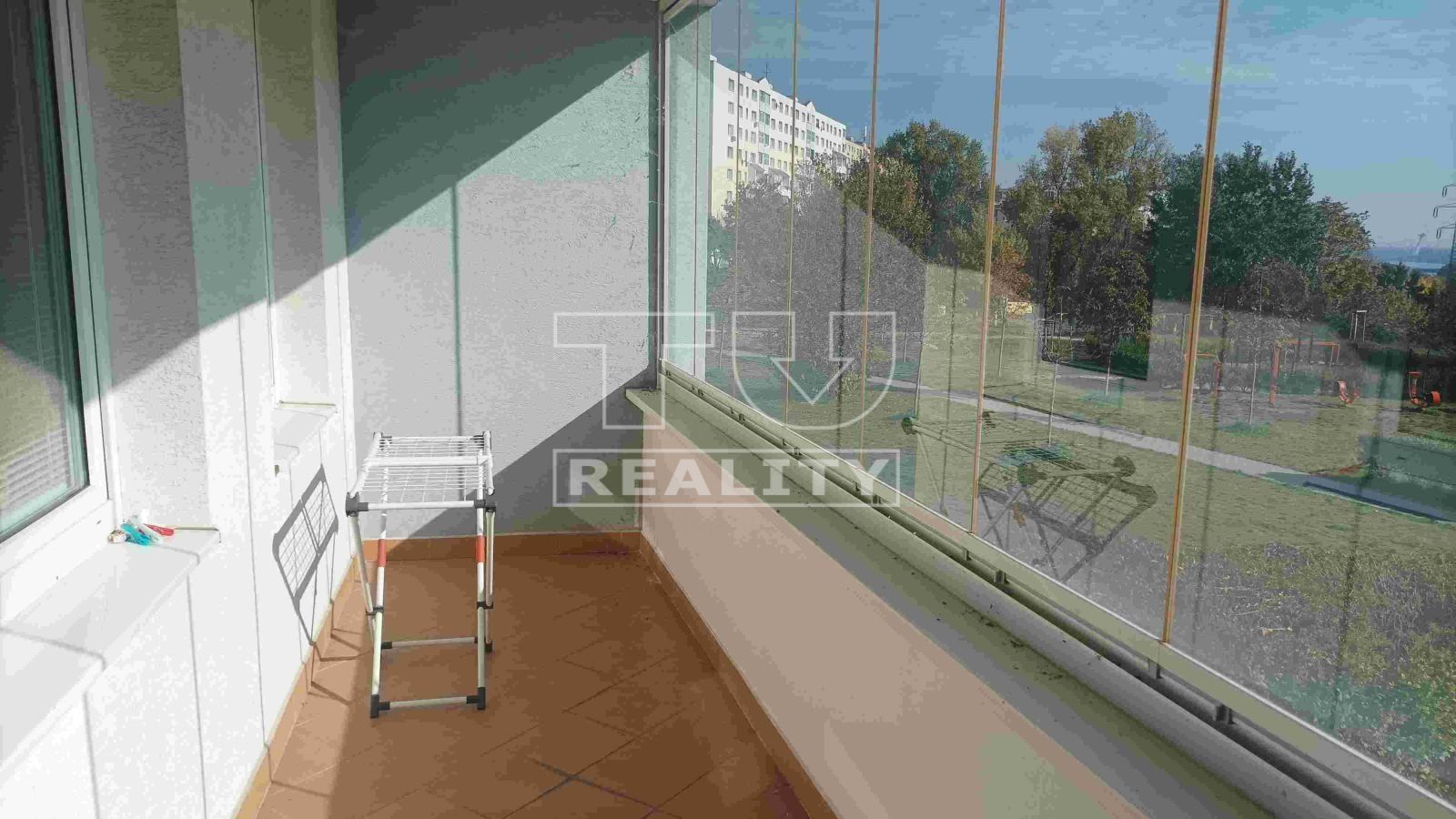 TUreality ponúka na prenájom pekný a veľký 2i byt v Karlovej Vsi, Kresánkova ul., 70m2.