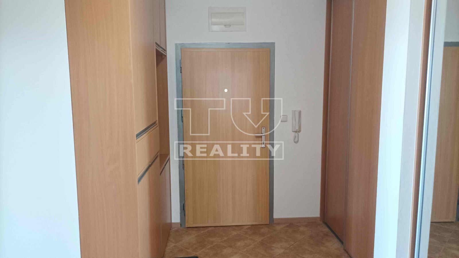 TUreality ponúka na prenájom pekný a veľký 2i byt v Karlovej Vsi, Kresánkova ul., 70m2.