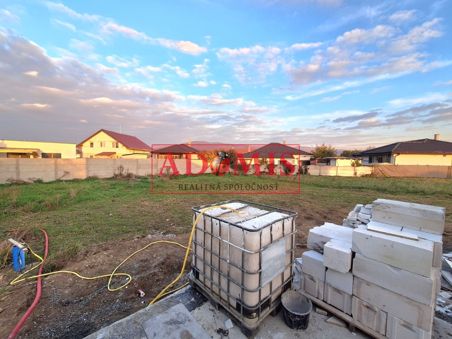 Predáme 4-izbový nadštandard bungalov Čaňa,tep. čerpadlo,800m2, iba 10km z Košíc.