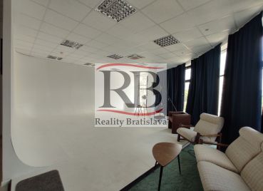 Svetlý obchodno-administratívny priestor s preskleným výkladom, 140m2