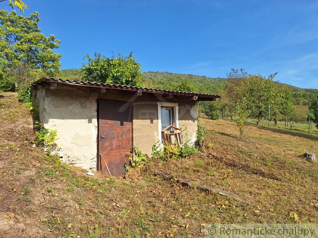 Rozostavaný dom na rozľahlom pozemku pri lese v obci Kamenica nad Hronom blízko Štúrova