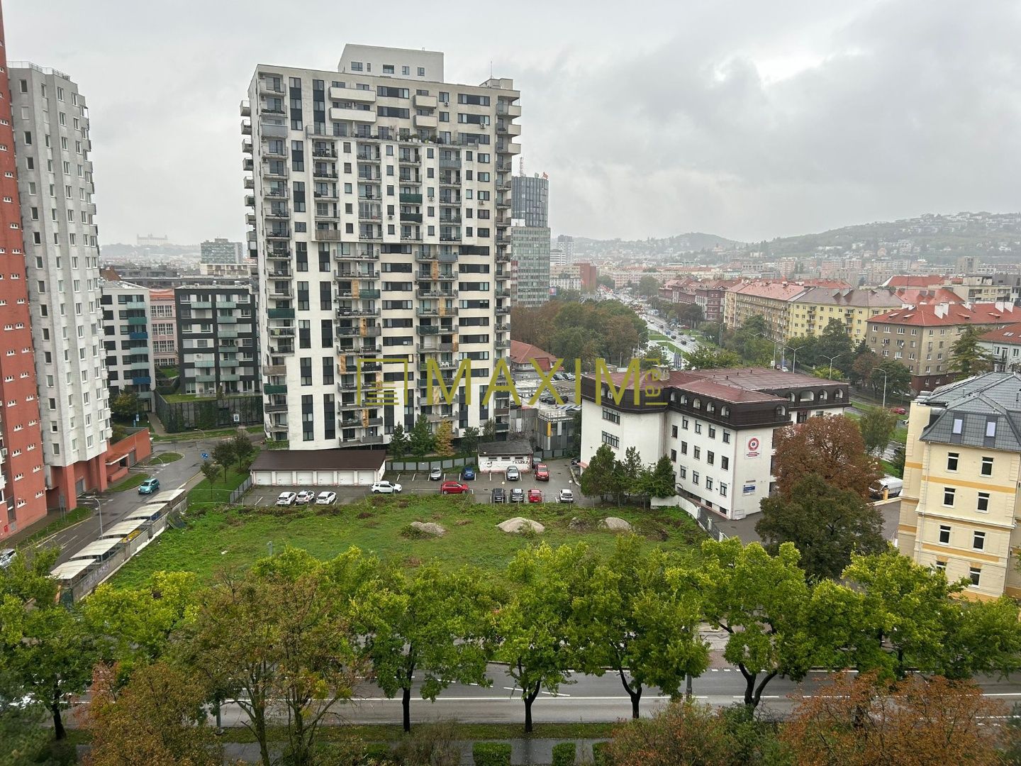 Exkluzívne- zrekonštruovaný veľký 3 izbový pôvodne 4 izb. byt v širšom centre- krásny výhľad na hrad, 11.posch. + garáž. státie