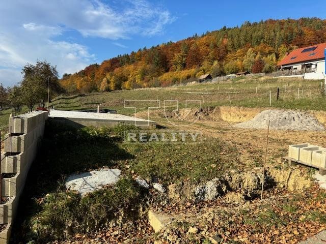 Na predaj slnečný stavebný pozemok Ovčiarsko o výmere 457 m2(stavebné povolenie na stavbu bungalovu)