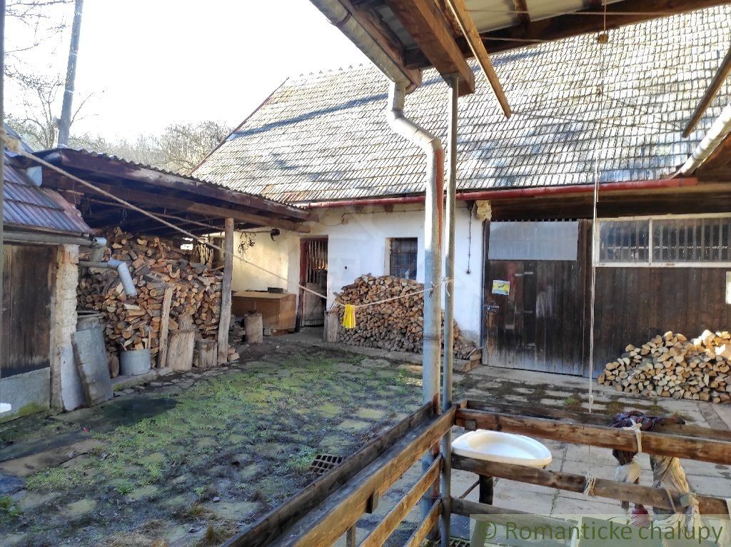 CENA DOHODOU ! Gazdovský dom s veľkým pozemkom na polosamote pri Krupine