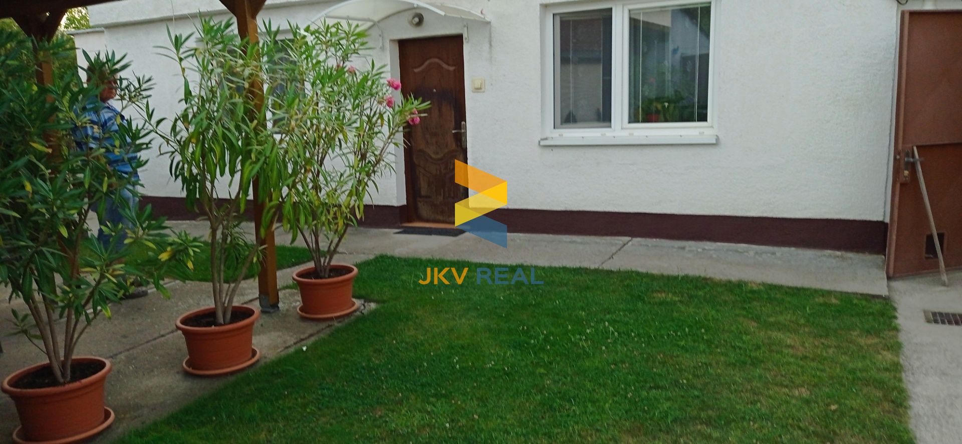 3D Obhliadka / JKV REAL ponúka na predaj 5-izbový dvojpodlažný rodinný dom s veľkou záhradou v obci Malé Leváre.