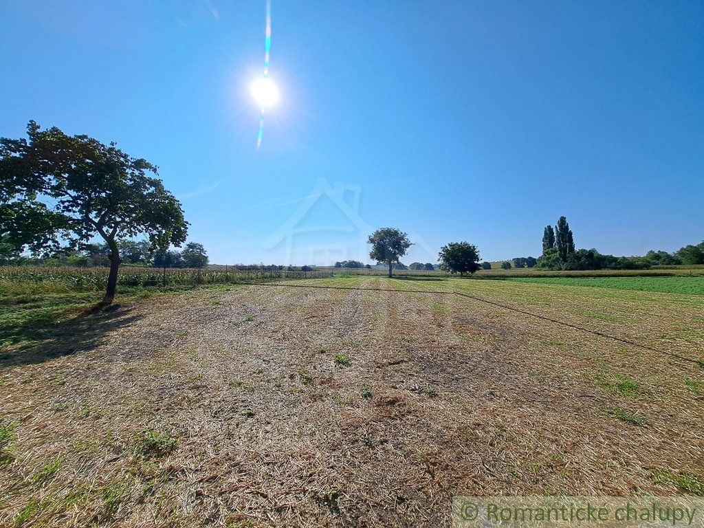 3-izbový rodinný dom s rovinatým pozemkom s rozlohou 1400m2 na okraji obce Alekšince