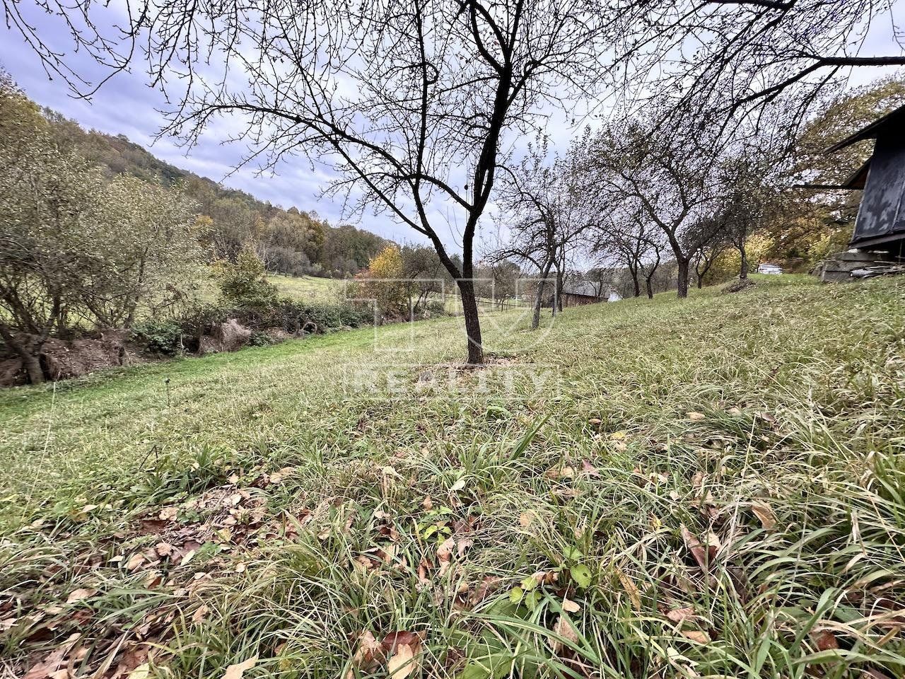 ROZĽAHLÝ STAVEBNÝ POZEMOK, 1362m2, HORNÁ SÚČA