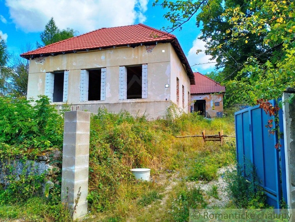 Neobyčajný veľký dom v obklopení Strážovských vrchov na predaj