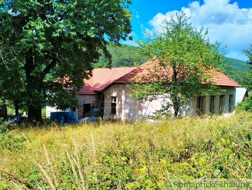 Neobyčajný veľký dom v obklopení Strážovských vrchov na predaj