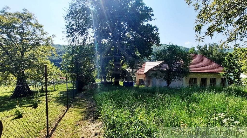 Neobyčajný veľký dom v obklopení Strážovských vrchov na predaj