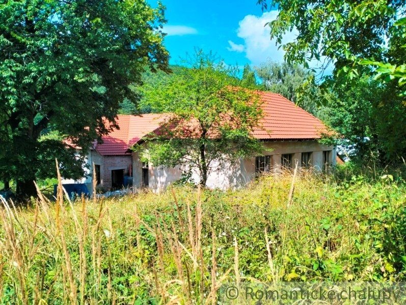 Neobyčajný veľký dom v obklopení Strážovských vrchov na predaj