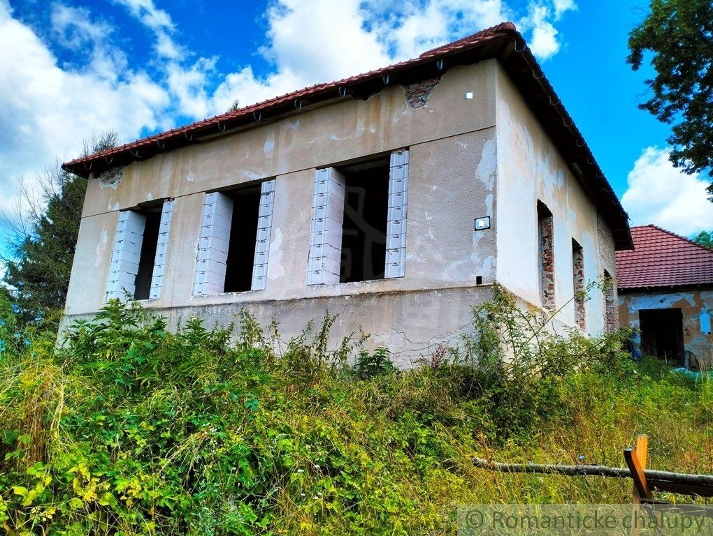 Neobyčajný veľký dom v obklopení Strážovských vrchov na predaj