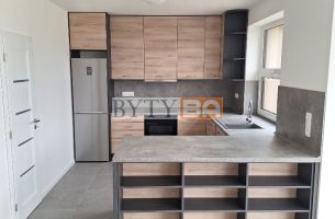 Prenájom RD 5+1, UP : 193m2, pozemok : 561m2, garáž, špajza, Smreková, Senec, cena : 1.200,-EUR bez energií