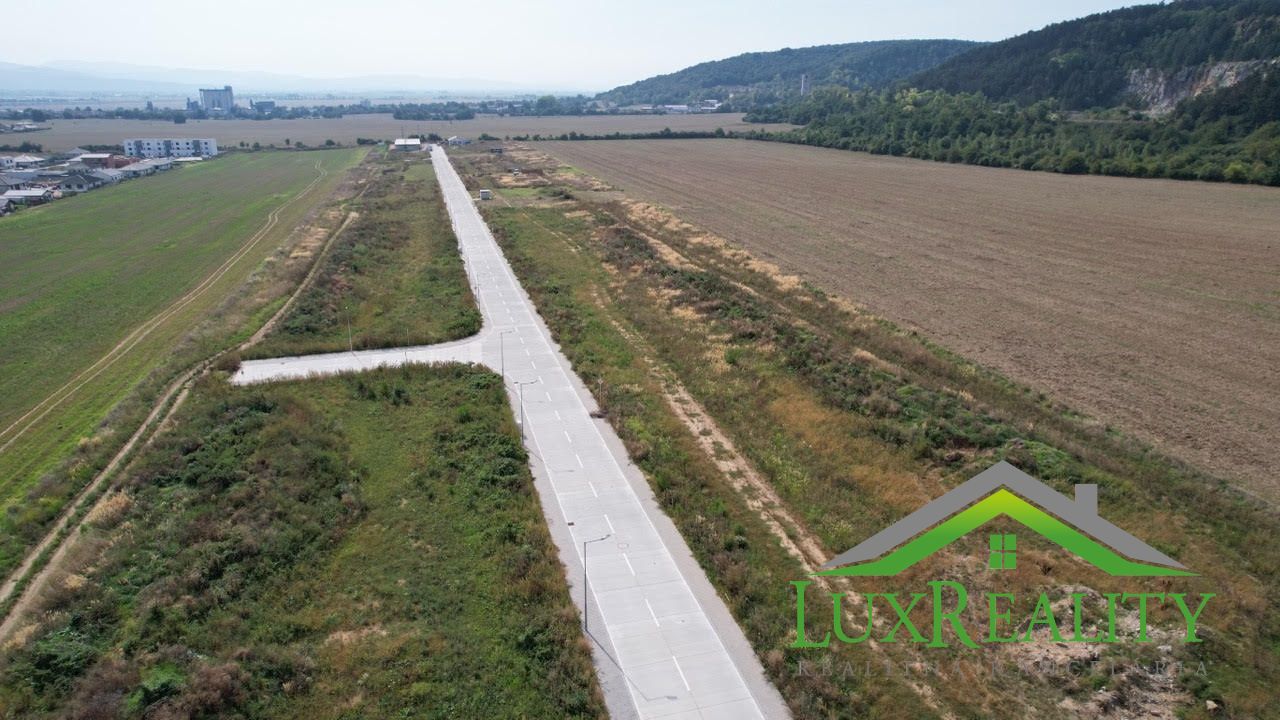 Stavebný pozemok 705m2 so všetkými sieťami - Nové Mesto n/V