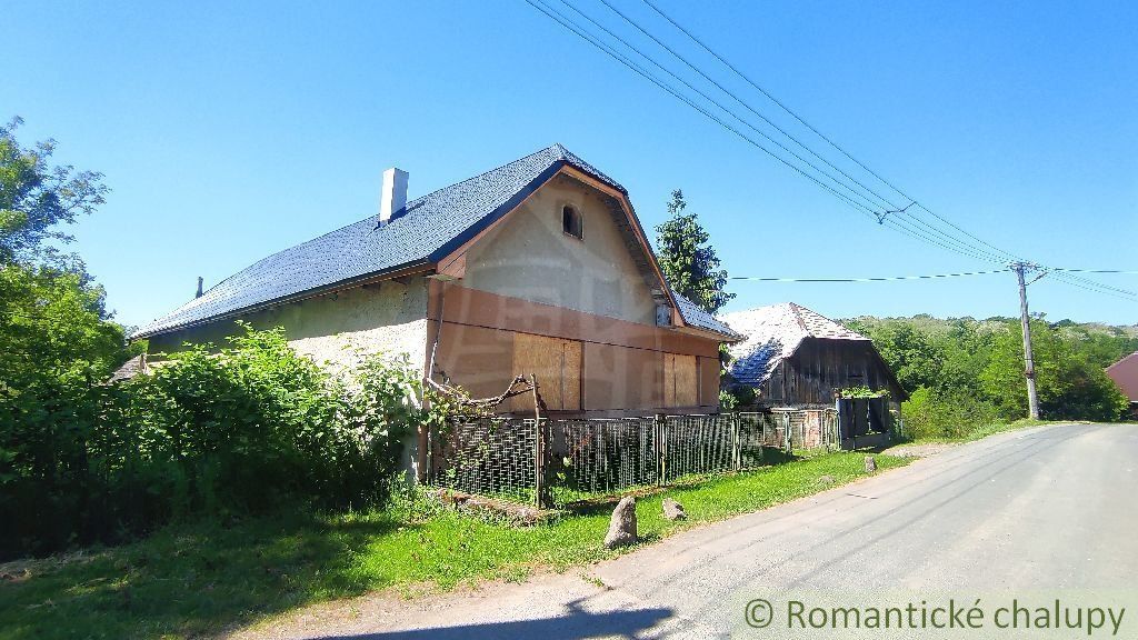 EXKLUZÍVNE - Pôvodný gazdovský dom s vínnym domčekom a väčším pozemkom v tichej obci Chrťany