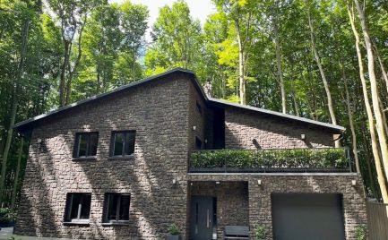 Predaj rekreačnej chaty, 3-podlažnej 5-izbovej rodinnej vily vo vyhľadávanej rekreačnej oblasti Modra Piesok nad Zochovou chatou v nádhernej prírode Malých Karpát.