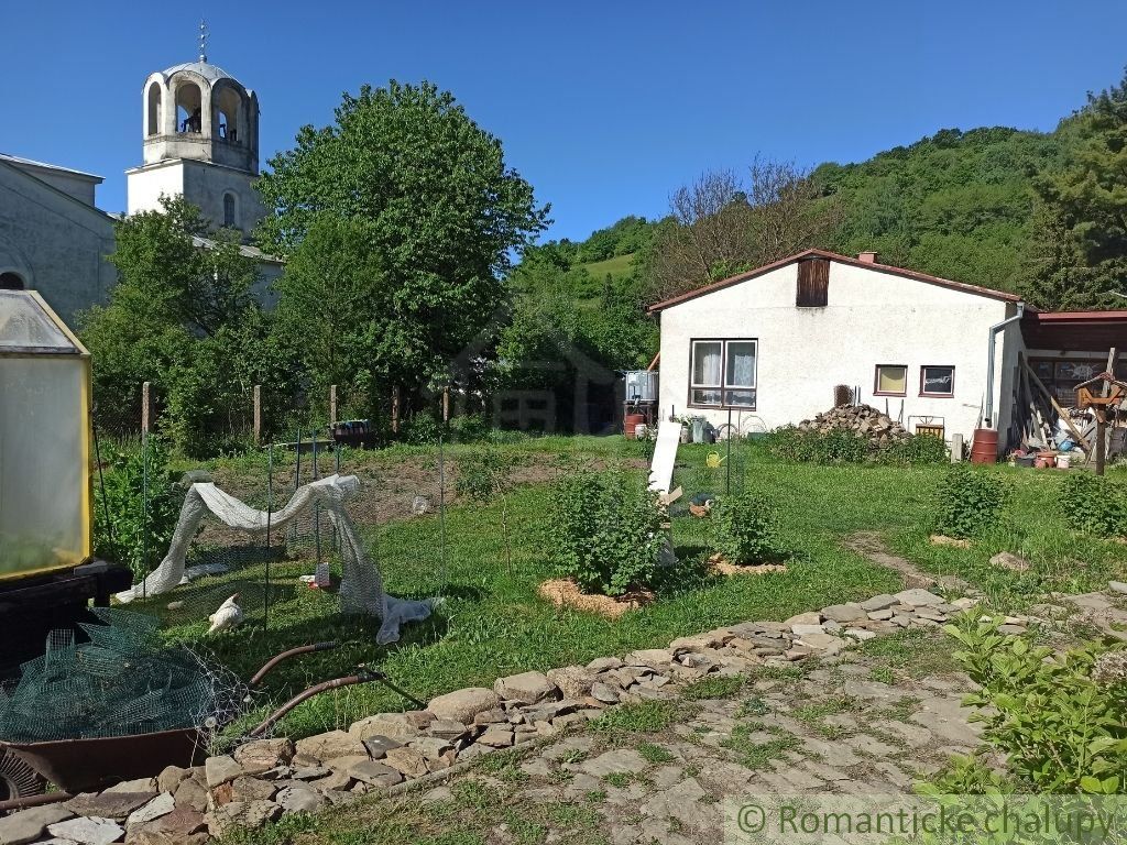 Komerčný objekt s tenisovým kurtom a rodinným domom vhodný na podnikanie