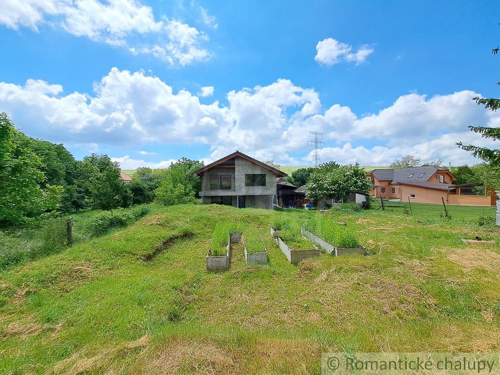 Dvojpodlažný priestranný rodinný dom pri Nitre