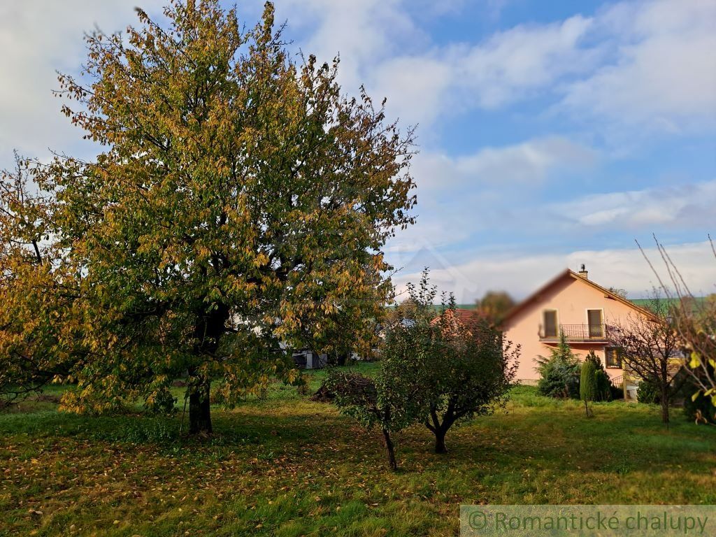 Na predaj 6-izbový rodinný dom v kľudnej časti obce Choča s krásnym 22a  pozemkom.