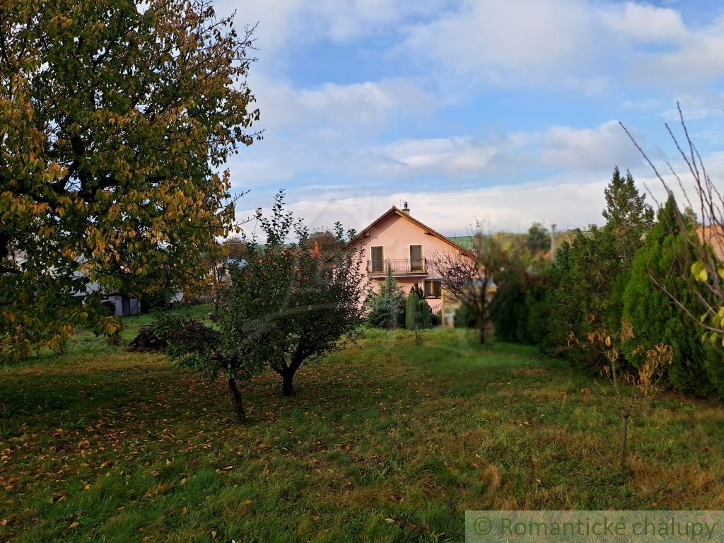 Na predaj 6-izbový rodinný dom v kľudnej časti obce Choča s krásnym 22a  pozemkom.