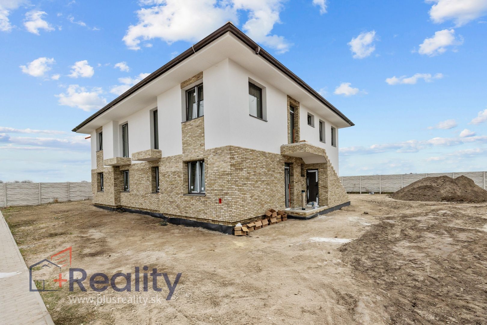 Veľký trojizbový byt v obľúbenej lokalite mesta Dunajská Streda na predaj!