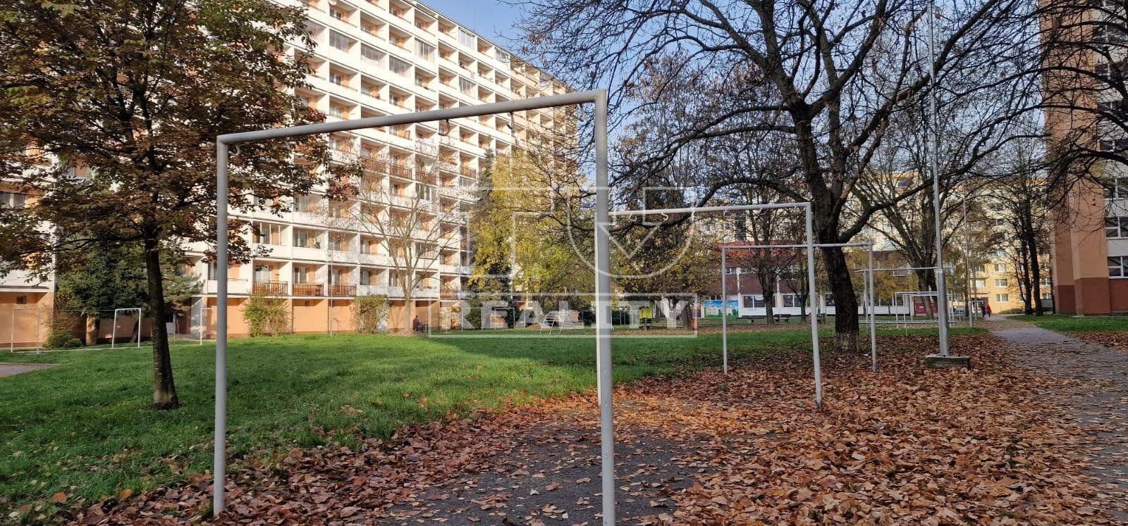 Veľký 3 izbový byt s dvomi balkónmi na Strede