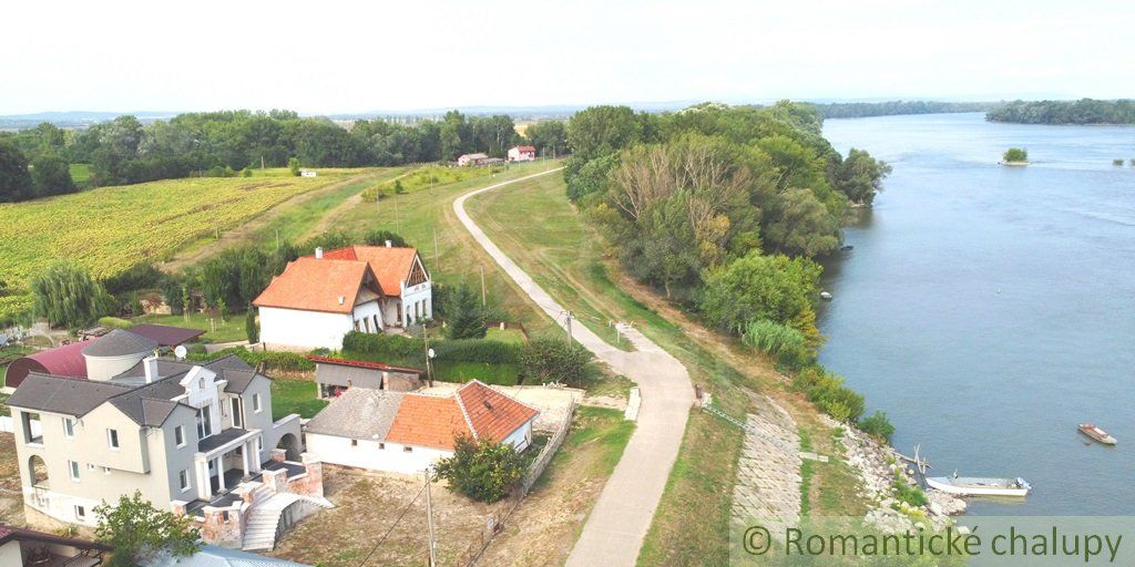 Novostavba unikátnej rodinnej vily priamo pri Dunaji vo vinárskej obci Moča