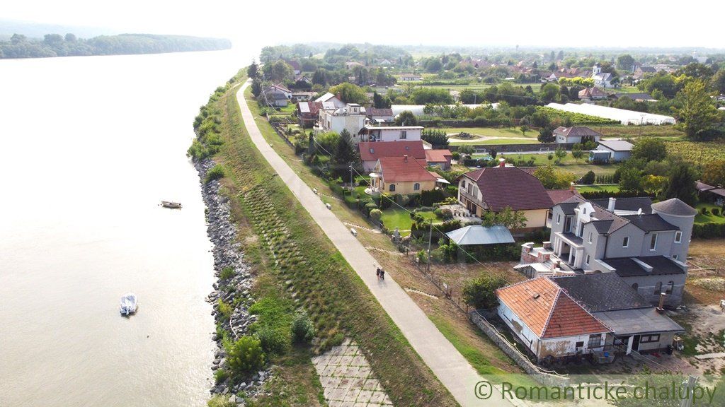 Novostavba unikátnej rodinnej vily priamo pri Dunaji vo vinárskej obci Moča