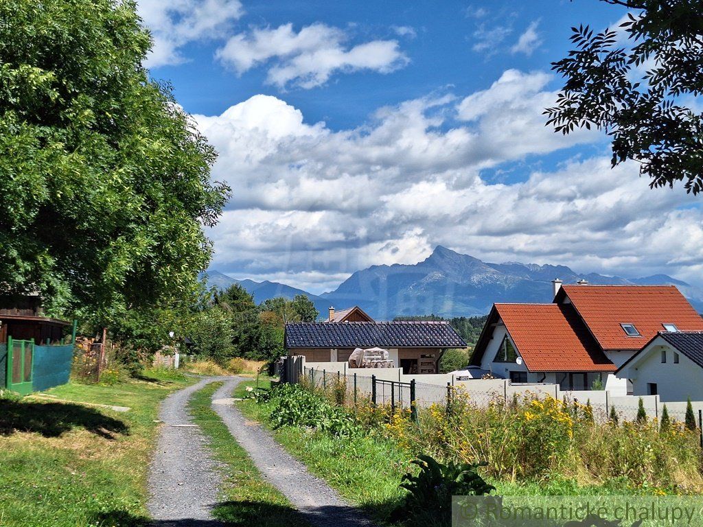 Priestranný dom na Liptove, ktorý má výhľad z izby na Kriváň