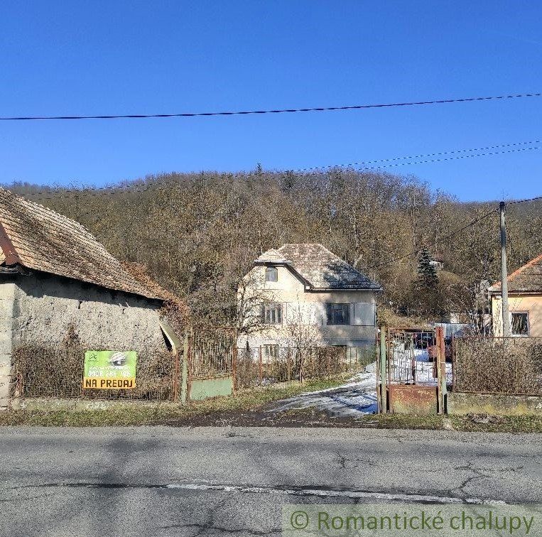 NOVÁ NIŽŠIA CENA ! Priestranný rodinný dom v pôvodnom stave v malej dedinke Brusník