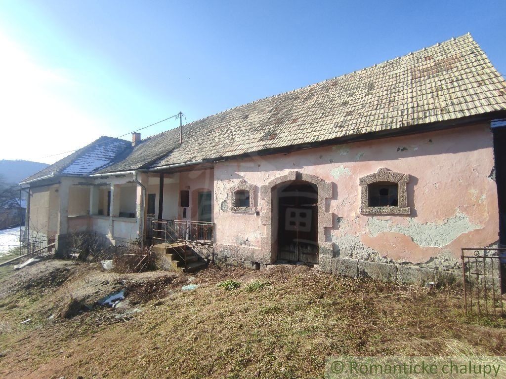 NOVÁ NIŽŠIA CENA ! Priestranný rodinný dom v pôvodnom stave v malej dedinke Brusník