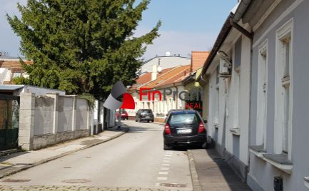 Predám RD v Nitre pod hradom pri parku s výhľadom na hrad.