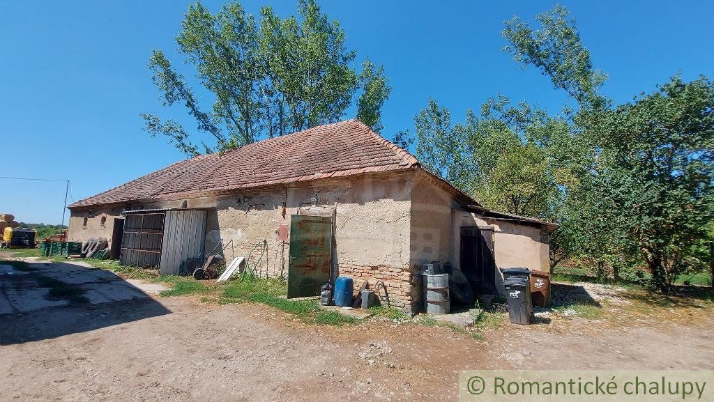 Usadlosť vhodná na farmu alebo chov koní, na samote, s 14 ha pozemkom, 50 min. od BA, pri Veľkom Mederi