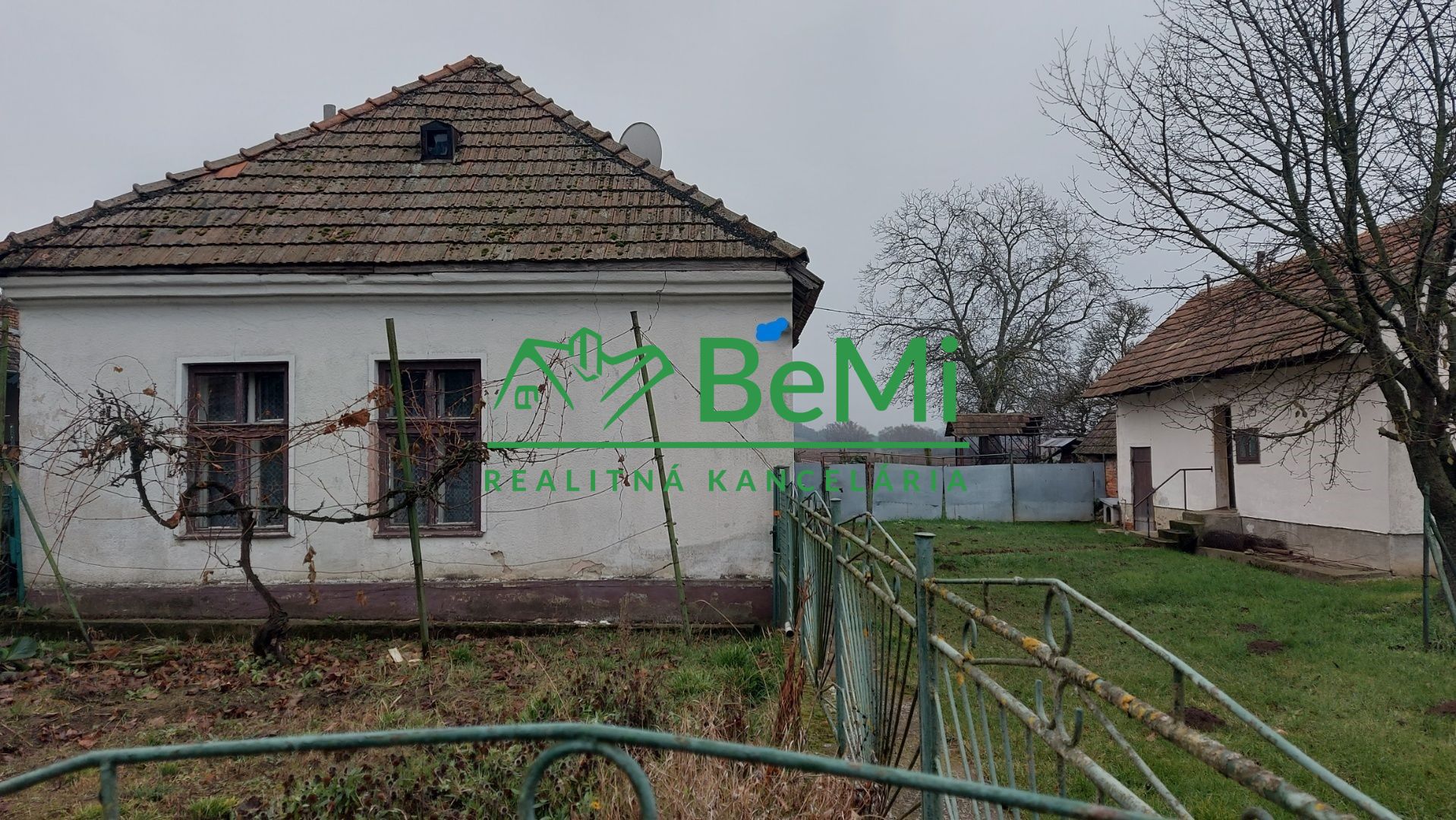 Predaj starší 2 izbový rodinný dom, plus 1 izbový rodinný dom, obec Alekšince, pozemok 2750m2,15km od Nitry(202-12-JUF)